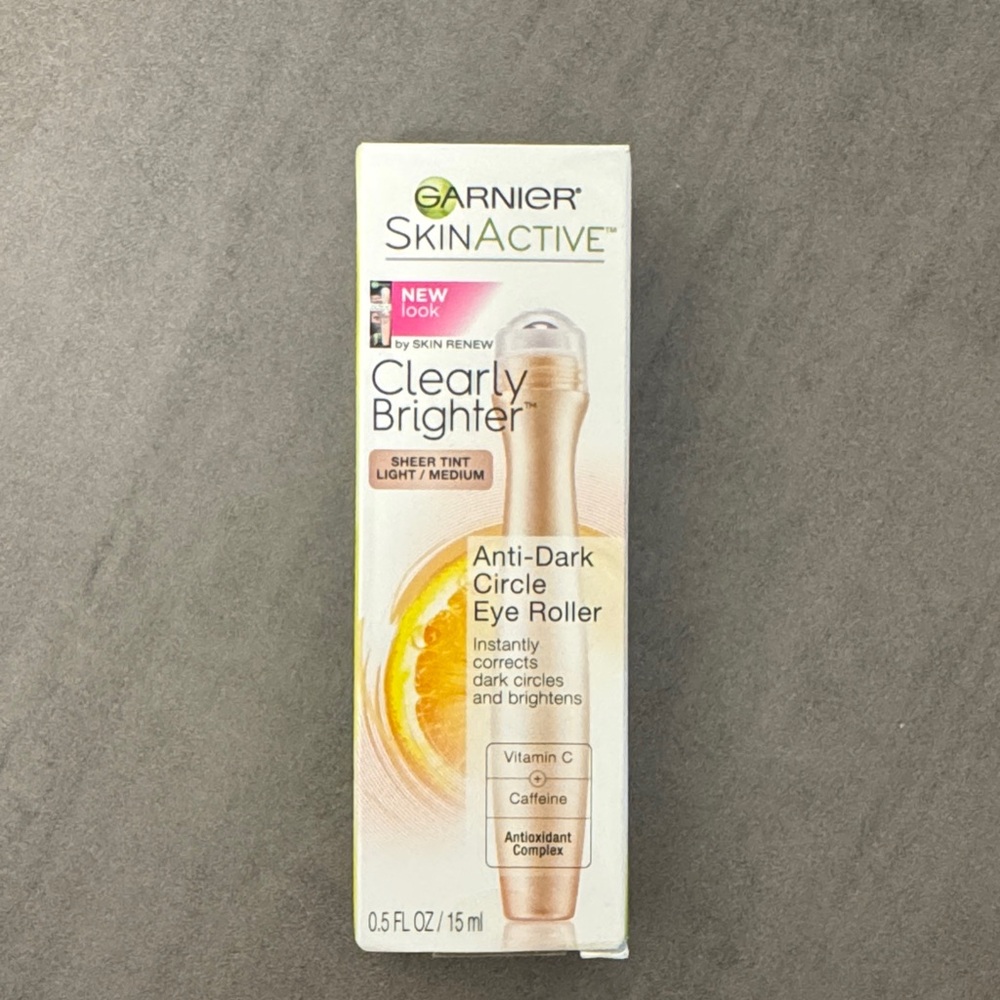 Garnier Clearly Brighter Eye Roller - Light/Medium Tint